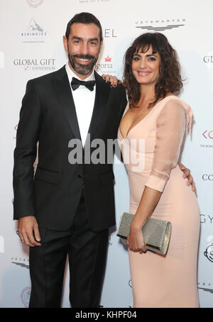 Robert pires et Jessica Lemarie-Peres participant au Gala mondial des cadeaux qui s'est tenu à l'hôtel Corinthia à Londres. Banque D'Images