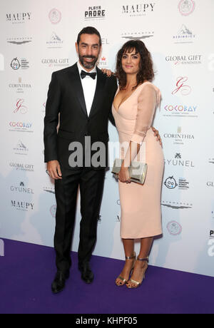 Robert pires et Jessica Lemarie-Peres participant au Gala mondial des cadeaux qui s'est tenu à l'hôtel Corinthia à Londres. Banque D'Images