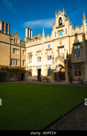 Bell et tour de l'horloge de la chapelle Chapelle sur cour de Sydney Sussex College, Université de Cambridge, Angleterre, Royaume-Uni Banque D'Images