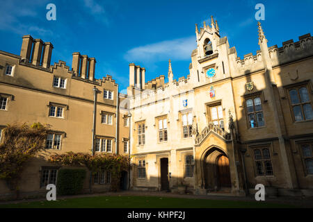 Bell et tour de l'horloge de la chapelle Chapelle sur cour de Sydney Sussex College, Université de Cambridge, Angleterre, Royaume-Uni Banque D'Images