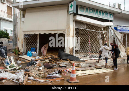 Mandra, Grèce. 18 nov, 2017. Une crue éclair dans près de la ville de mandra ont fait 17 décès confirmés et beaucoup plus de blessés. les torrents sont venus après un orage a apporté des pluies torrentielles du jour au lendemain, 14 au 15 novembre. routes, maisons et entreprises ont été endommagées. crédit : George/panagakis pacific press/Alamy live news Banque D'Images