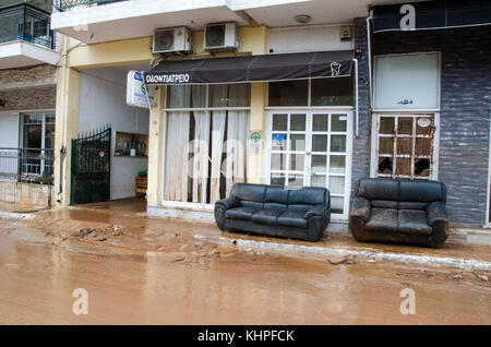 Mandra, Grèce. 18 nov, 2017. Une crue éclair dans près de la ville de mandra ont fait 17 décès confirmés et beaucoup plus de blessés. les torrents sont venus après un orage a apporté des pluies torrentielles du jour au lendemain, 14 au 15 novembre. routes, maisons et entreprises ont été endommagées. crédit : George/panagakis pacific press/Alamy live news Banque D'Images