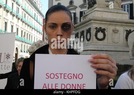 Napoli, Italie. 18 nov, 2017. un flash mob contre la violence de genre flash mob contre la violence contre les femmes.sur la photo un moment de flash-mob crédit : Salvatore Esposito/pacific press/Alamy live news Banque D'Images