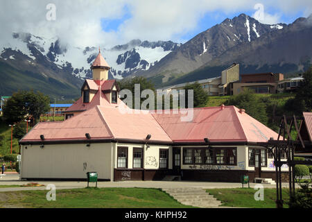 Vieux bâtiment avec toit rose à Ushuaia, Argentine Banque D'Images