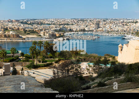 À la recherche sur le port de Marsamxett à Ta' Xbiex au loin sur la gauche, et l'île Manoel et Manoel Marina sur la droite, de La Valette, Malte. (9 Banque D'Images