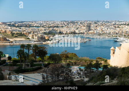 À la recherche sur le port de Marsamxett à Ta' Xbiex au loin sur la gauche, et l'île Manoel et Manoel de Plaisance sur l'extrême droite, de La Valette, Malte. Banque D'Images