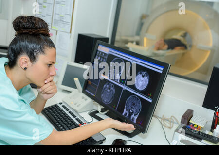 Médecin de vérifier les écrans de la machine irm Banque D'Images