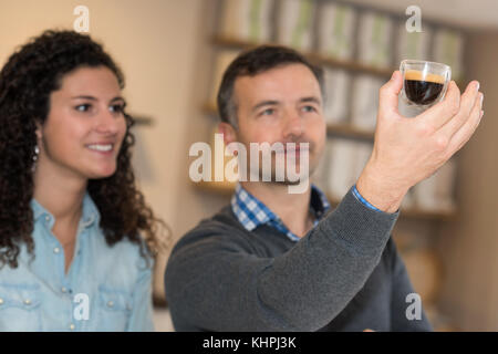 Baristas sentir différents arômes de café Banque D'Images