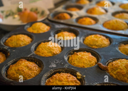 Sweet scone ordinaire pâte dans un moule à muffins Banque D'Images