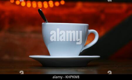 Tasse de thé dans le café. Banque D'Images