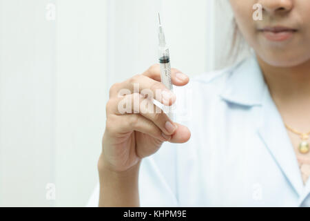 Close-up la seringue dans la main,médecin femme médecin est sur le point d'injecter le patient,matériel médical, Banque D'Images