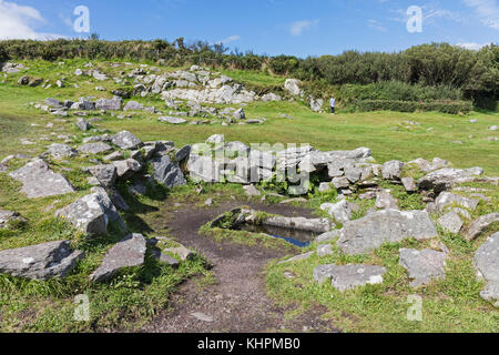 Près de glandore, comté de Cork, en république d'irlande. l'fulacht fiadh, un ancien lieu de cuisson, sur le site de l'ergomètre allongé de drombeg stone circle. Banque D'Images