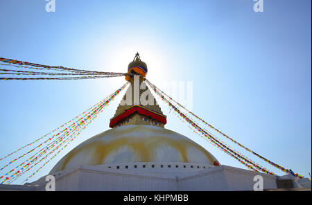 Au stupa boudhanath journée ensoleillée à Katmandou, Népal. Le stupa de boudhanath bouddhiste est l'un des plus grands stupas dans le monde. Banque D'Images