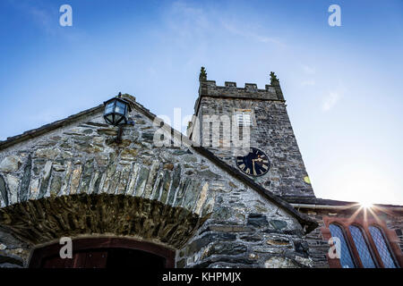 Vue sur la tour depuis le porche d'entrée de l'église paroissiale de Saint-Michel et tous les Anges, à Hawshead, Cumbria, Royaume-Uni vers le soleil Banque D'Images