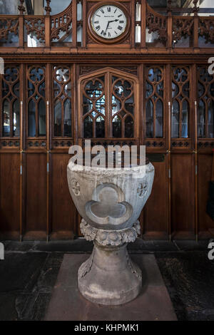 La police dans l'église paroissiale de Saint-Michel et tous les anges à Hawshead, Cumbria, Royaume-Uni Banque D'Images