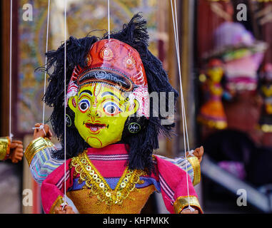 Marionnettes traditionnelles pour la vente au marché local à Katmandou, au Népal. Banque D'Images