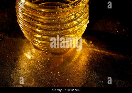 Golden texture avec gouttes d'eau. La soif et sa trempe. gouttes de miel sur la vitre Banque D'Images