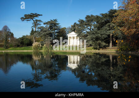 Gunnersbury Park temple dorique, et bassin rond, Gunnersbury Park, Ealing, Royaume-Uni Banque D'Images