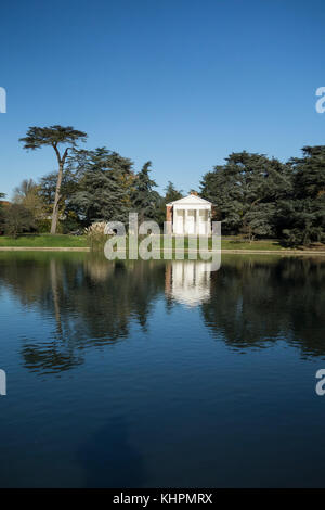 Gunnersbury Park temple dorique, et bassin rond, Gunnersbury Park, Ealing, Royaume-Uni Banque D'Images