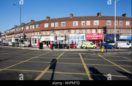 Une boîte jaune Junction au Park Parade, Gunnersbury Lane, Acton, Londres, W3, UK Banque D'Images