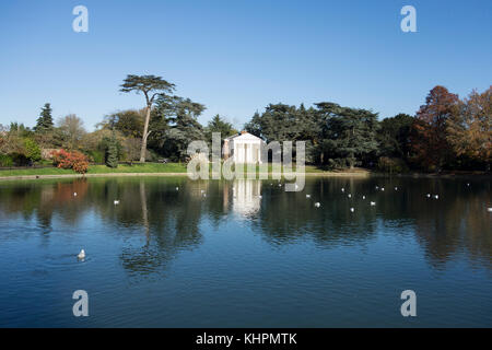 Gunnersbury Park temple dorique, et bassin rond, Gunnersbury Park, Ealing, Royaume-Uni Banque D'Images