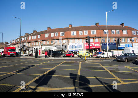 Une boîte jaune Junction au Park Parade, Gunnersbury Lane, Acton, Londres, W3, UK Banque D'Images