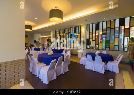 Salle à manger dans le restaurant ou floue floue,table à manger dans le bâtiment,salle à dîner Banque D'Images