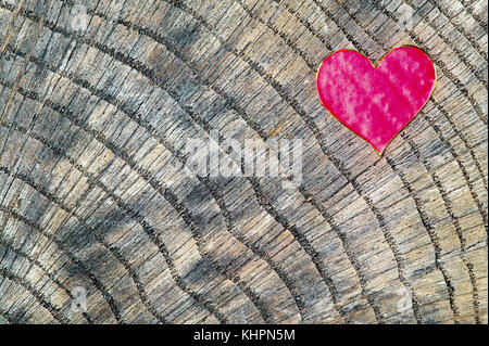 Forme de coeur en papier placé sur fond de bois, concept d'amour Banque D'Images