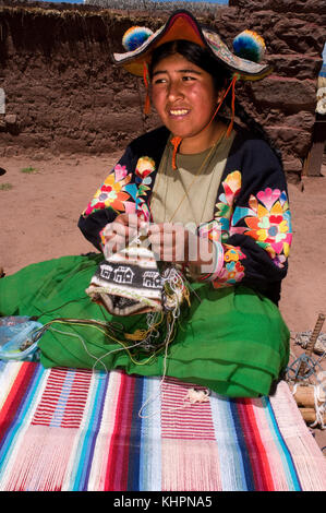 Une femme du village de llachón vêtu d'un costume régional typique à broder des chapeaux et des tissus très représentatif de l'artisanat local. capachica Banque D'Images