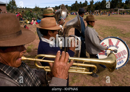 L'orchestre de la ville de llachón encourage ses joueurs de football. capachica peninsula, près de Puno, Pérou. Banque D'Images