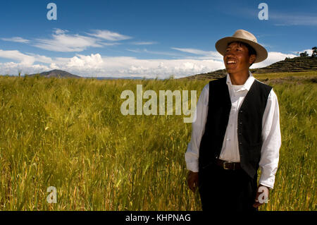 Un homme de l'île de Amantaní vêtu de son costume régional typique. Île d'Amantani, lac Titicaca, Puno, Pérou Banque D'Images