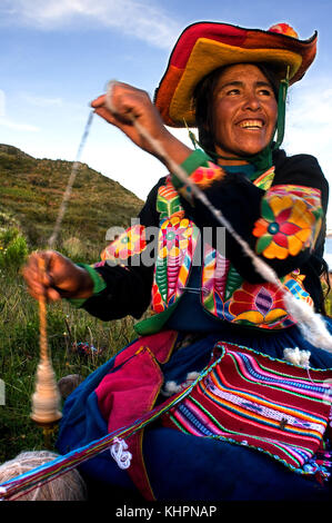 Village de llachón, péninsule de capachica, près de Puno, Pérou. Une femme du village de llachón vêtu d'un costume régional typique chapeaux brodés Banque D'Images