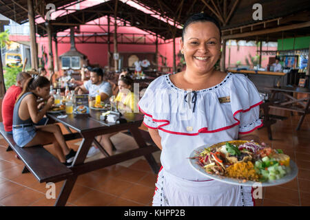 L'alimentation locale casado plat dans un restaurant local dans le village de La Fortuna, Alajuela province, Costa Rica, Amérique Centrale Banque D'Images