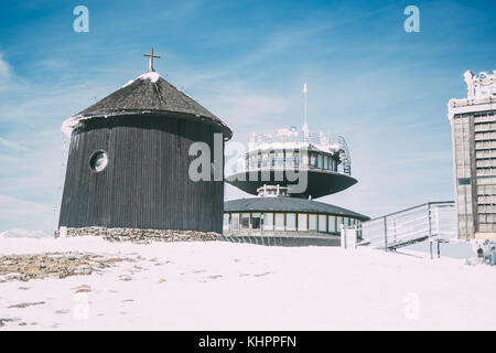 Dans le haut de la montagne sniezka karkonosze en hiver Banque D'Images