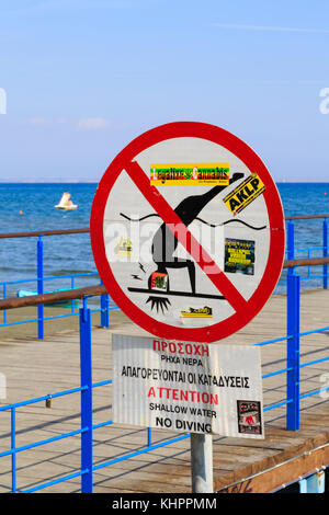 L'eau peu profonde, pas de signe de plongée couvert de stickers. Promenade de Finikoudes, Larnaca, Chypre Banque D'Images