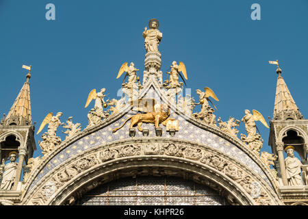 Détails sur le toit de la cathédrale patriarcale basilique Saint Marc à Venise, Italie. Banque D'Images