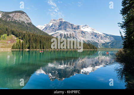 Canoë sur le lac Emerald dans les Montagnes Rocheuses - Yoho NP, BC, Canada Banque D'Images