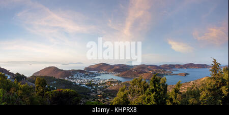 Vue imprenable sur la mer depuis la chora de l'île de Patmos, Grèce, dans la soirée Banque D'Images