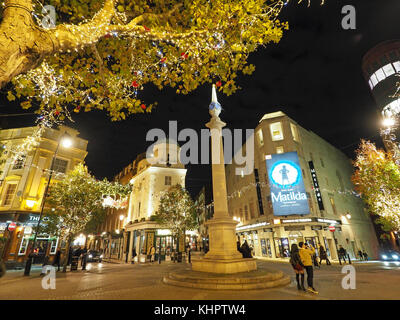 Vue de la London Seven Dials jonction de route de nuit décorée pour Noël Banque D'Images