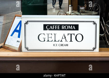 Gelato signer dans la fenêtre du Caffe Roma sur Mulberry Street à Little Italy, New York City Banque D'Images