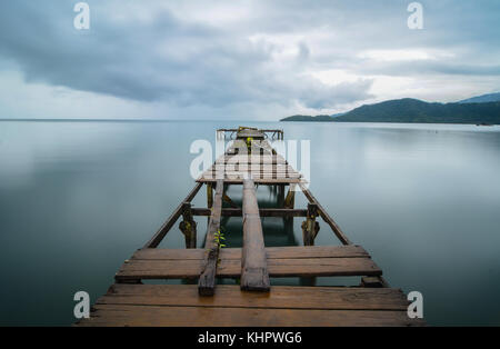 Jetée du port en bois cassée dans sulawesi. le nom de l'est du lac towuti qui fait partie de l'ancien lac malili systèmes. Banque D'Images