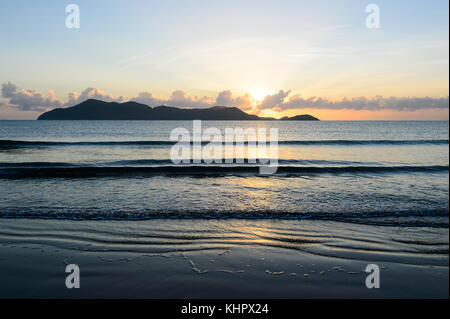 Lever du soleil sur l'atmosphère de la mer de Corail à South Mission Beach, Far North Queensland, Australie, FNQ Banque D'Images