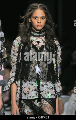 NEW YORK, NY - 11 SEPTEMBRE : A model à la Anna Sui Printemps 2018 Fashion Show Fashion Week de New York : les spectacles dans la galerie 1, puits de Clarkson Sq le 11 septembre 2017 à New York. Banque D'Images