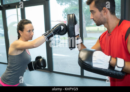 Jeune couple à l'intérieur de la boxe formation Banque D'Images