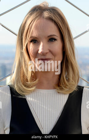 Joanne froggatt assiste à la 'downton abbey : l' exposition sur le photocall empire state bulding le 17 novembre à new york. Banque D'Images