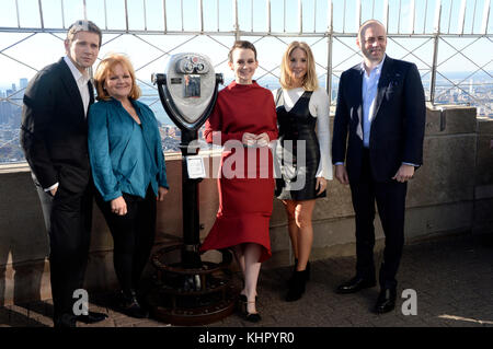 Allen Leech, Lesley nicol, sophie mcshera, Joanne froggatt et Gareth neame assister à la 'downton abbey : l' exposition sur le photocall empire state bulding le 17 novembre à new york. Banque D'Images