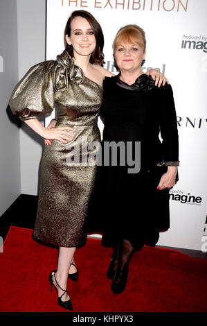 Sophie McShera et Lesley Nicol assistent à l'inauguration de l'abbaye de Donwton : l'exposition au 218 West 57th Street le 17 novembre 2017 à New York. Banque D'Images