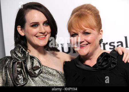 Sophie McShera et Lesley Nicol assistent à l'inauguration de l'abbaye de Donwton : l'exposition au 218 West 57th Street le 17 novembre 2017 à New York. Banque D'Images