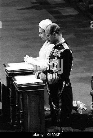 07/06/1977. La reine Elizabeth II et le duc d'Édimbourg s'agenouillent dans la cathédrale Saint-Paul lors du service spécial d'action de grâce pour marquer son Jubilé d'argent. Le couple royal célébrera son anniversaire de mariage en platine le 20 novembre. Banque D'Images