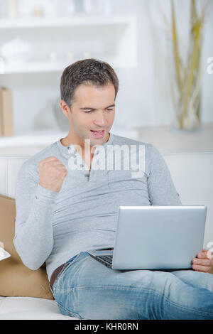Heureux heureux les jeunes managers poing levé triomphant Banque D'Images